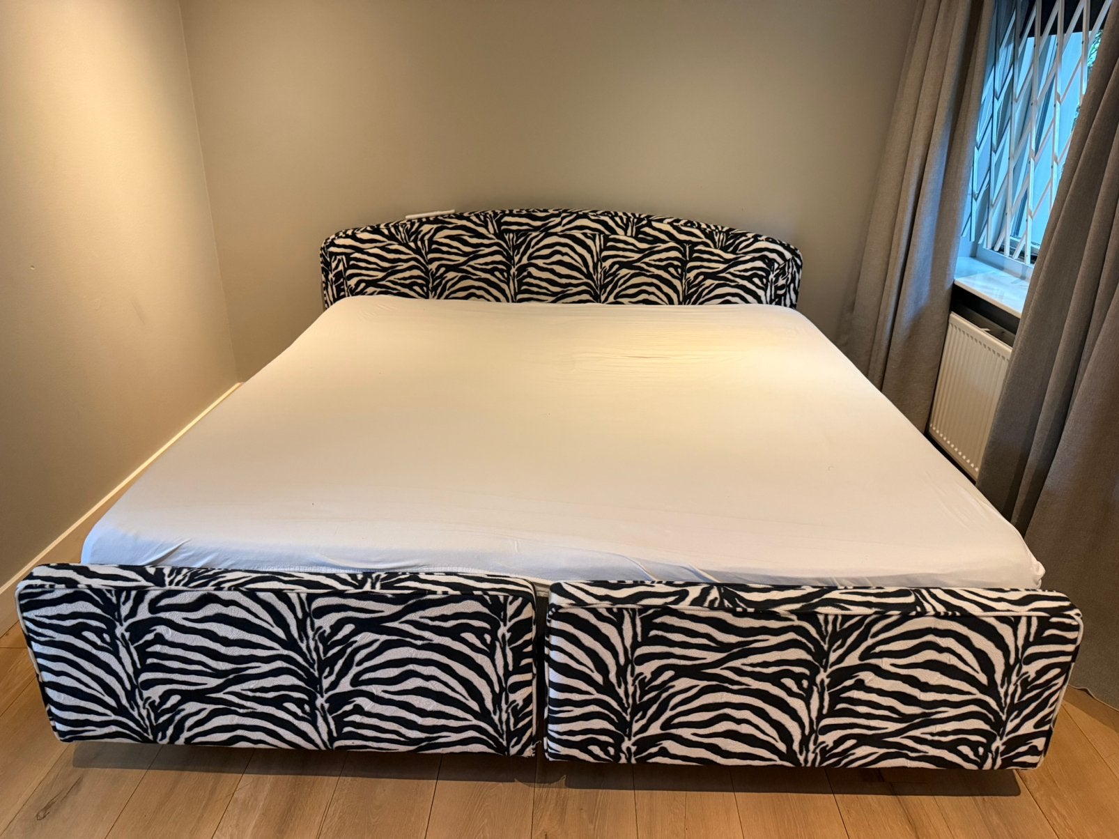 Luxe boxspring met prachtige zebraprint en M- line matrassen, Ophalen, Gebruikt, Tweepersoons, Overige maten