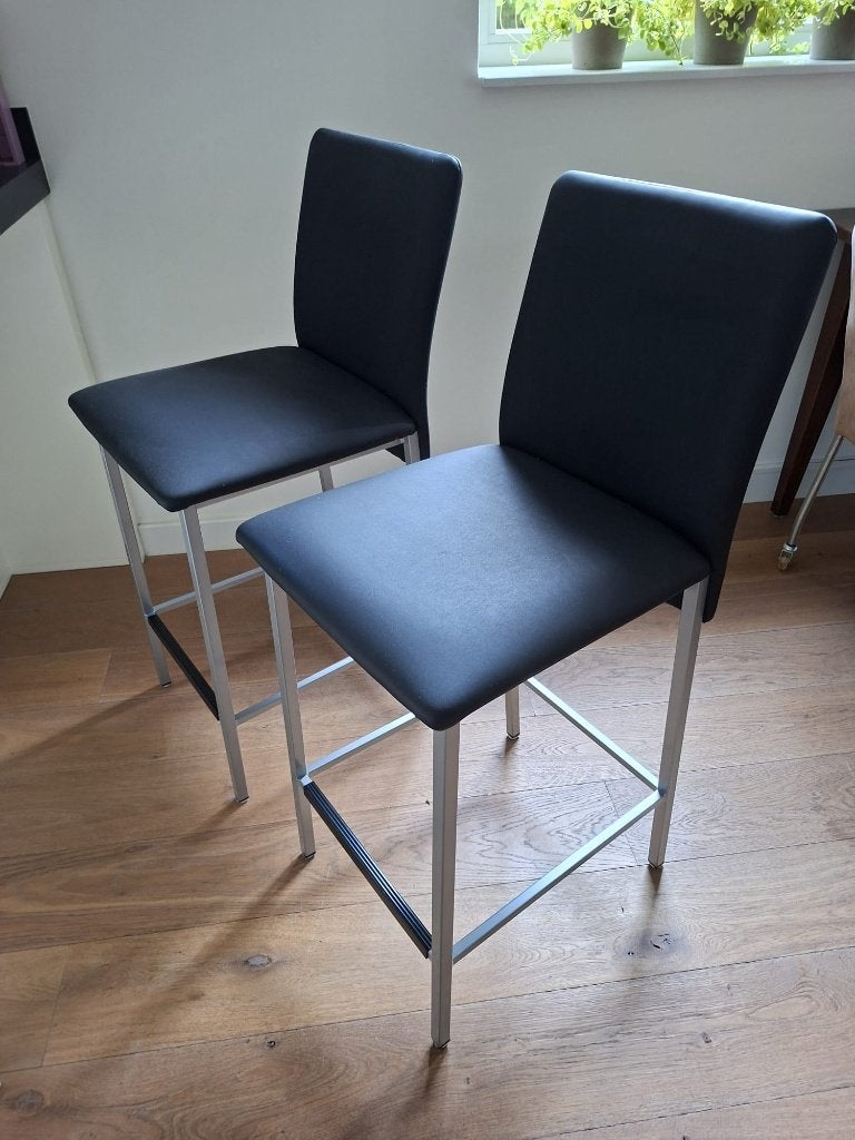 2 Barkrukken – zwart kunstleer – zithoogte ca. 69 cm, Ophalen, 60 tot 90 cm, Zo goed als nieuw, Metaal