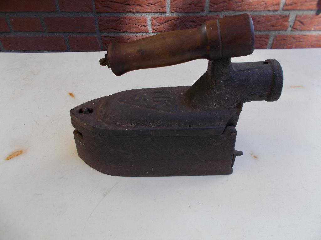 Antiek gietijzeren strijkijzer ( kolen ), Antiek en Kunst, Antiek | Gereedschap en Instrumenten, Ophalen of Verzenden