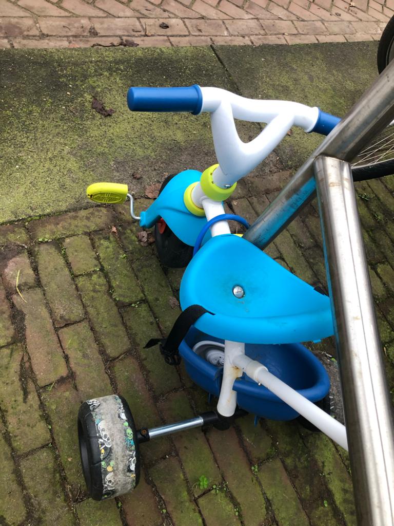 Blauwe driewieler met duwstang, Fietsen en Brommers, Ophalen of Verzenden, Zo goed als nieuw