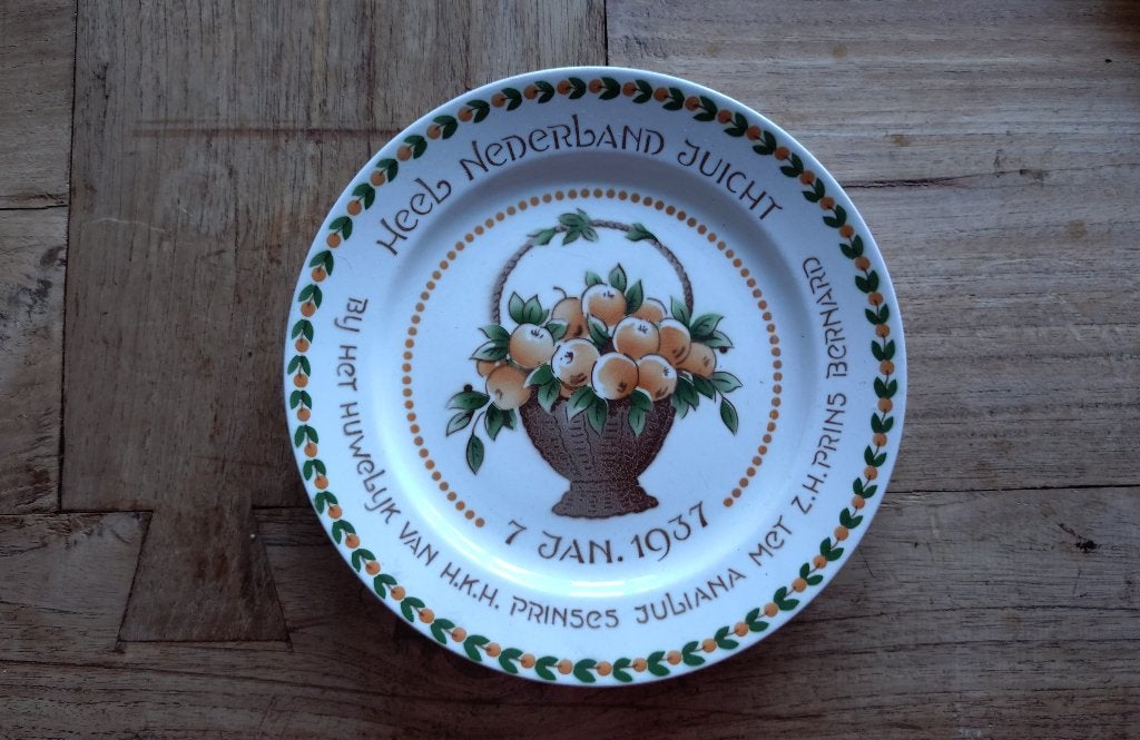 Porseleinen bord huwelijk Juliana en Bernard 1937, Ophalen of Verzenden, Zo goed als nieuw, Nederland, Servies
