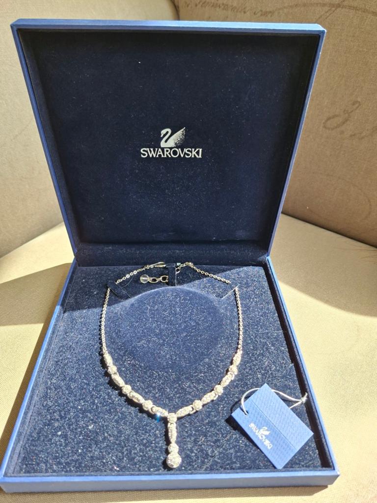 Swarovski collier met doos, Verstelbaar, Ophalen of Verzenden, Zo goed als nieuw, Zilver