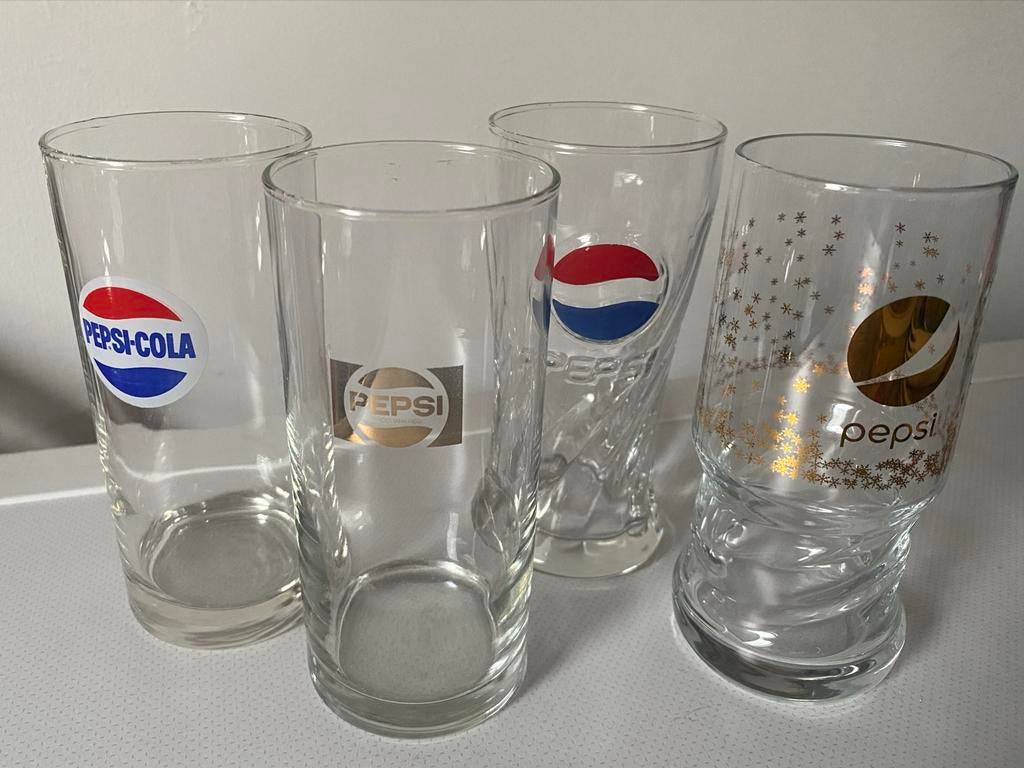4 Verschillende Pepsi-cola glazen. Hoogte 13 cm., Verzamelen, Ophalen of Verzenden, Zo goed als nieuw, Frisdrankglas