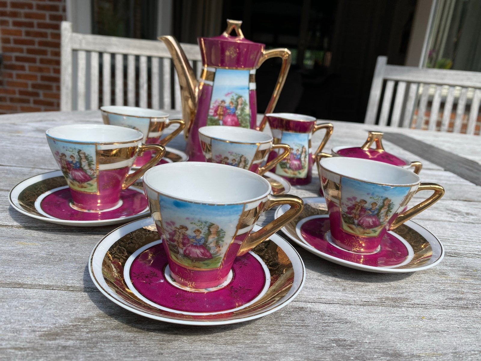 Antiek koffieservies, rood met goud en romantische taferelen, Antiek en Kunst, Ophalen