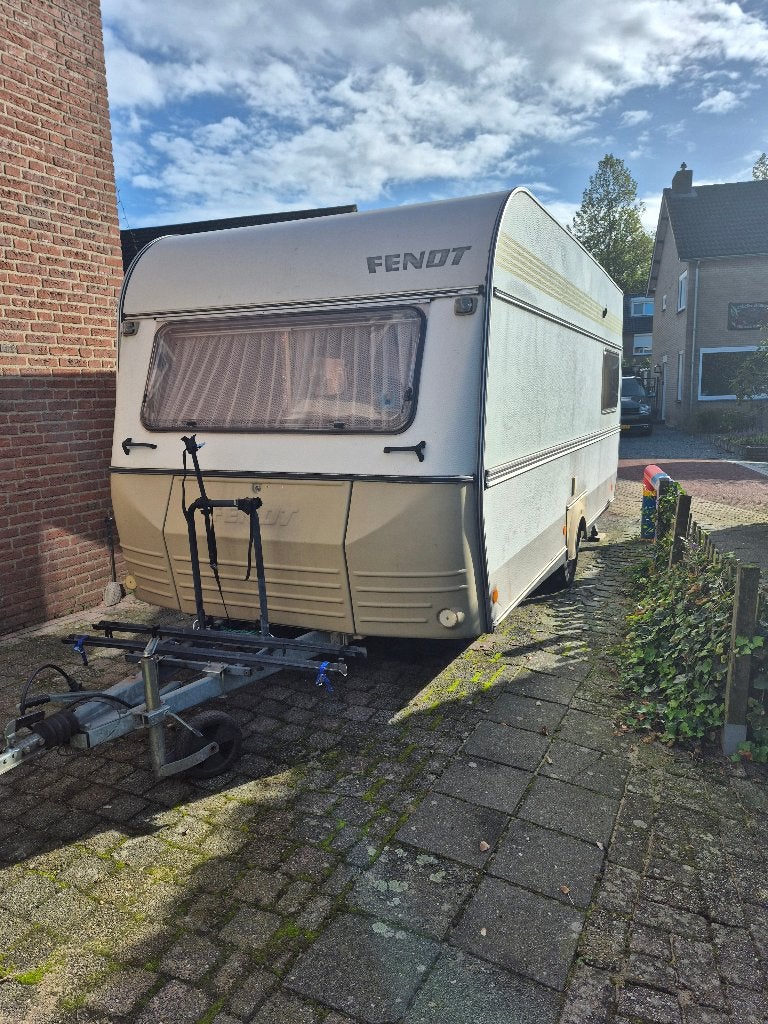 caravan Fendt uit 1984, Vast bed, Fietsenrek, Treinzit, 750 - 1000 kg