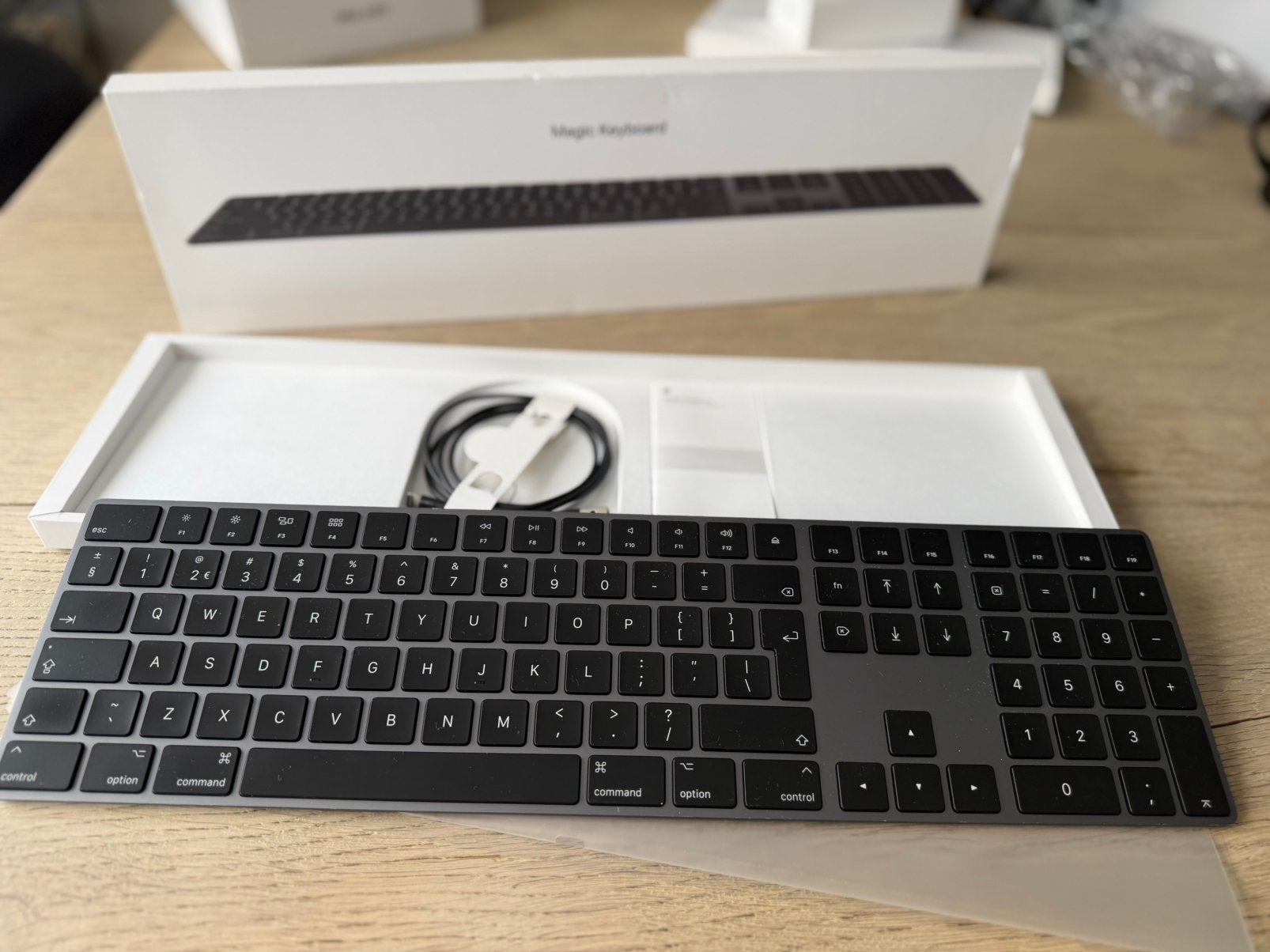  Magic Keyboard Space Gray (Compleet in doos), Computers en Software, Toetsenborden, Gebruikt, Qwerty, Draadloos, Numeriek gedeelte