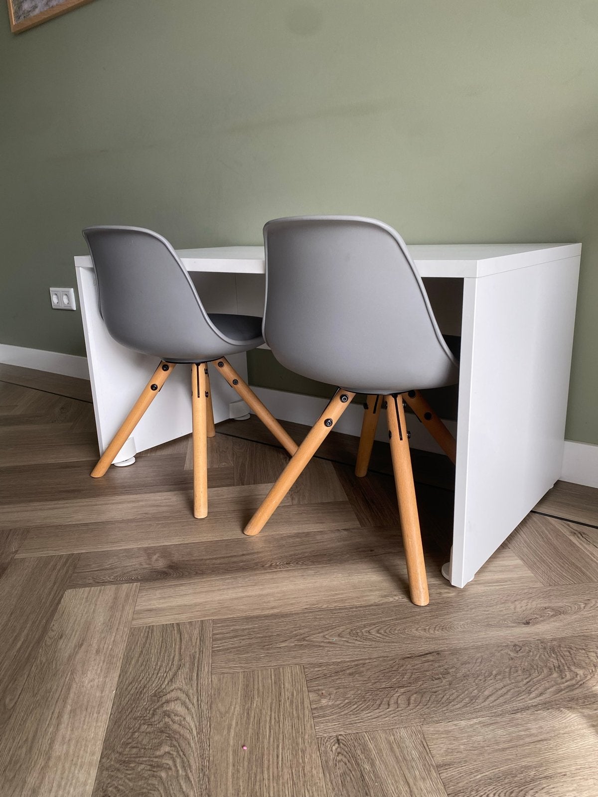 Kinderbureau met twee grijze kinderstoelen, Ophalen, Gebruikt, Twee, Grijs