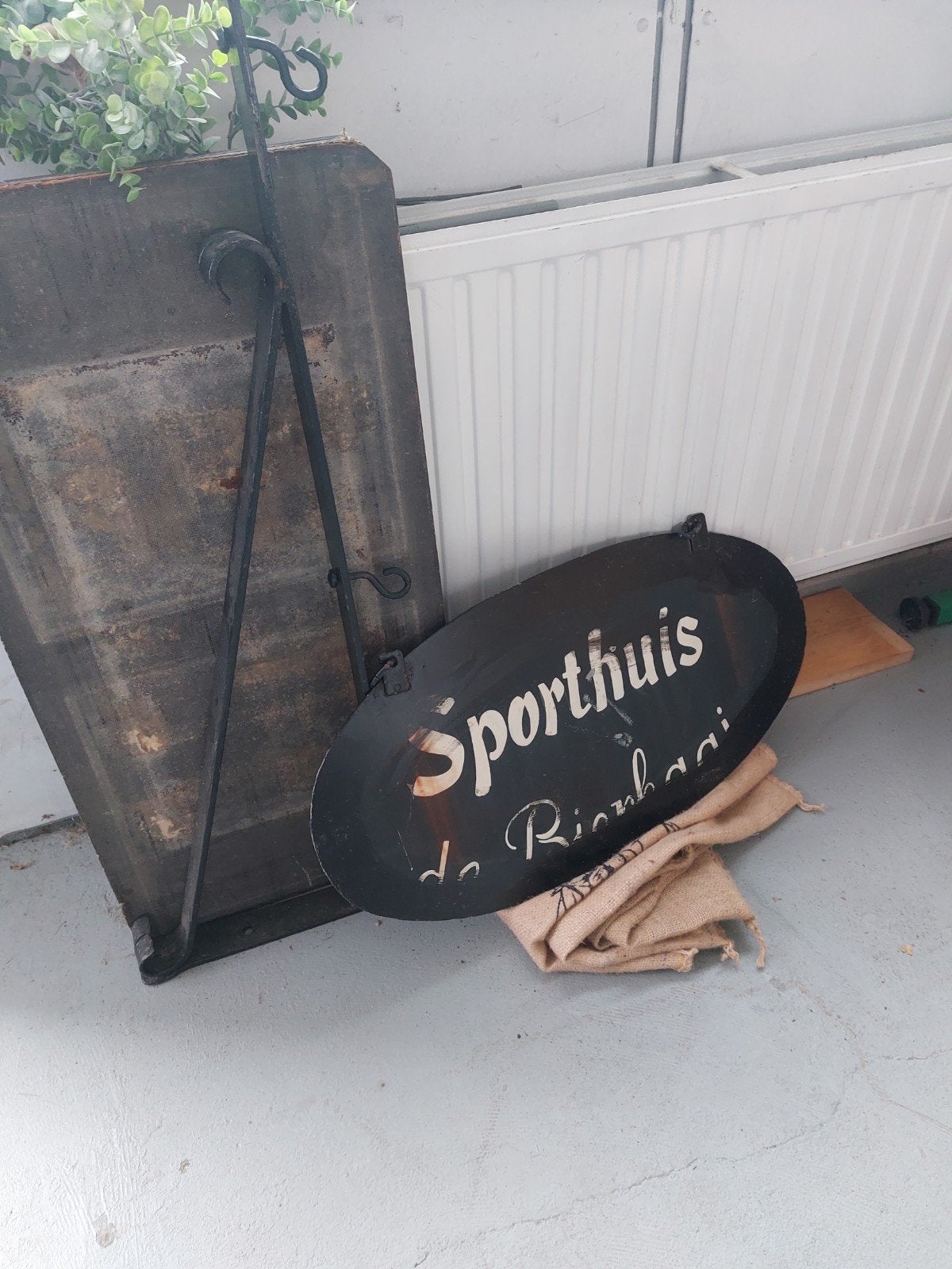 Groot gietijzeren uithangbord met beugel, Ophalen