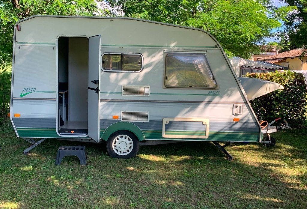 Caravan Delta Aero 3900CT (staat in Frankrijk/Ardeche), Vast bed, Treinzit, Particulier, 4 tot 5 meter