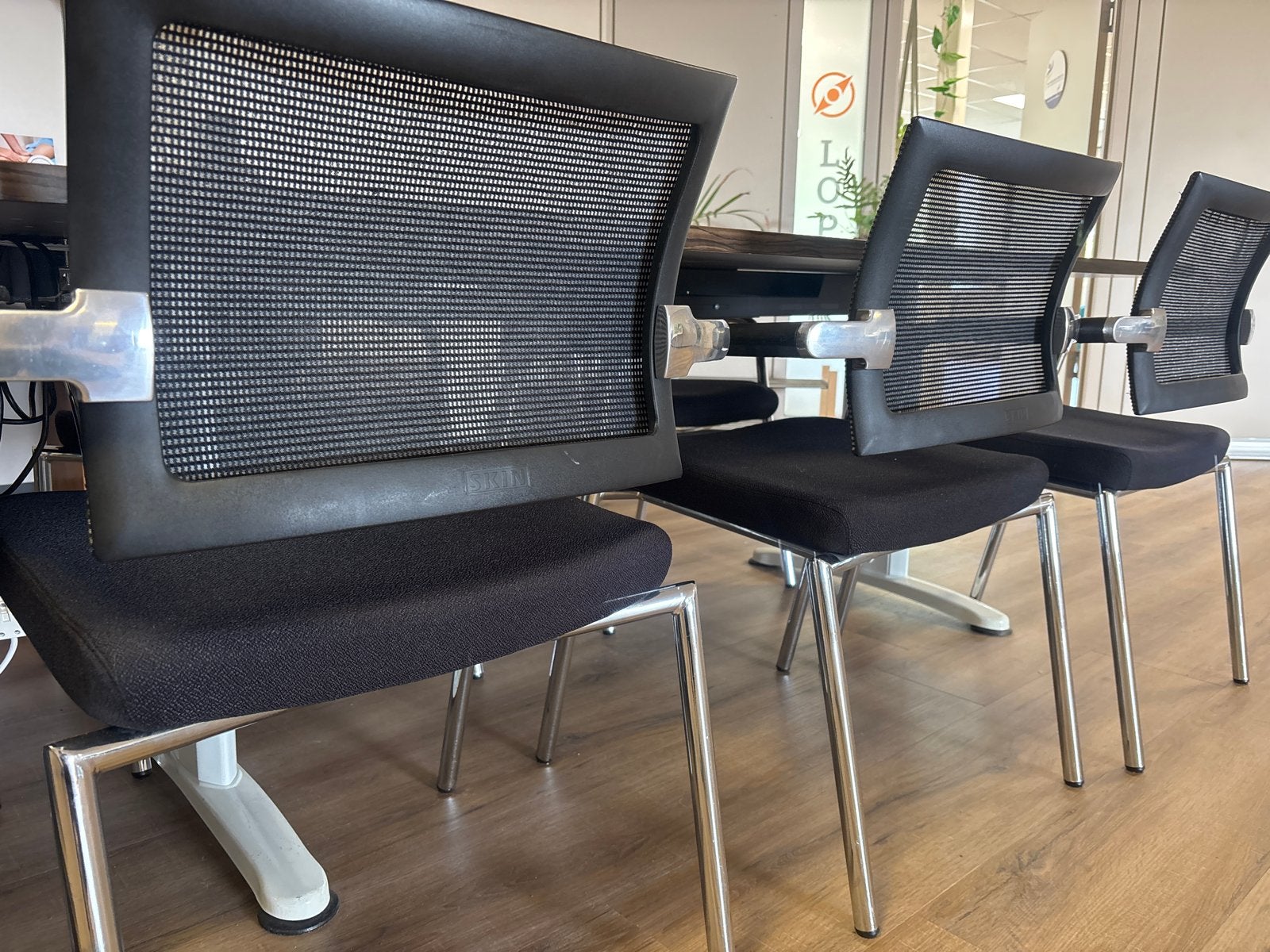 16x Skin stoelen: comfortabel en strak voor vergaderzaal, Zwart, Ophalen of Verzenden, Zo goed als nieuw, Metaal