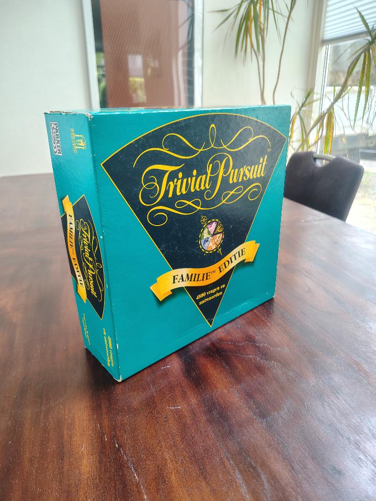 Trivial Pursuit Familie Editie (NL) Helemaal compleet, Vijf spelers of meer, Ophalen of Verzenden, Gebruikt, Parker
