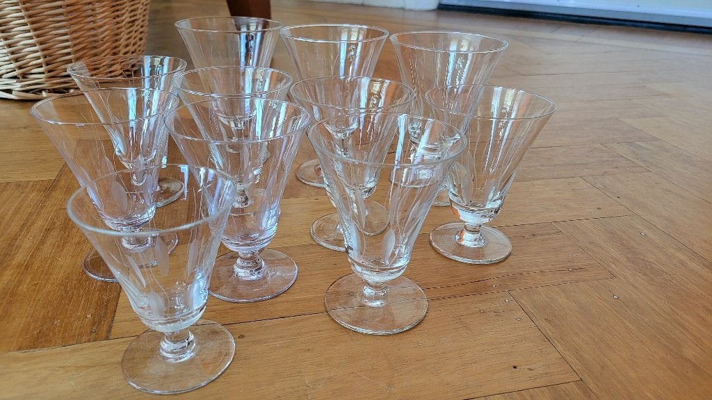 Set gegraveerde glazen 29 stuks blaadjes, Antiek en Kunst, Antiek | Glas en Kristal, Ophalen