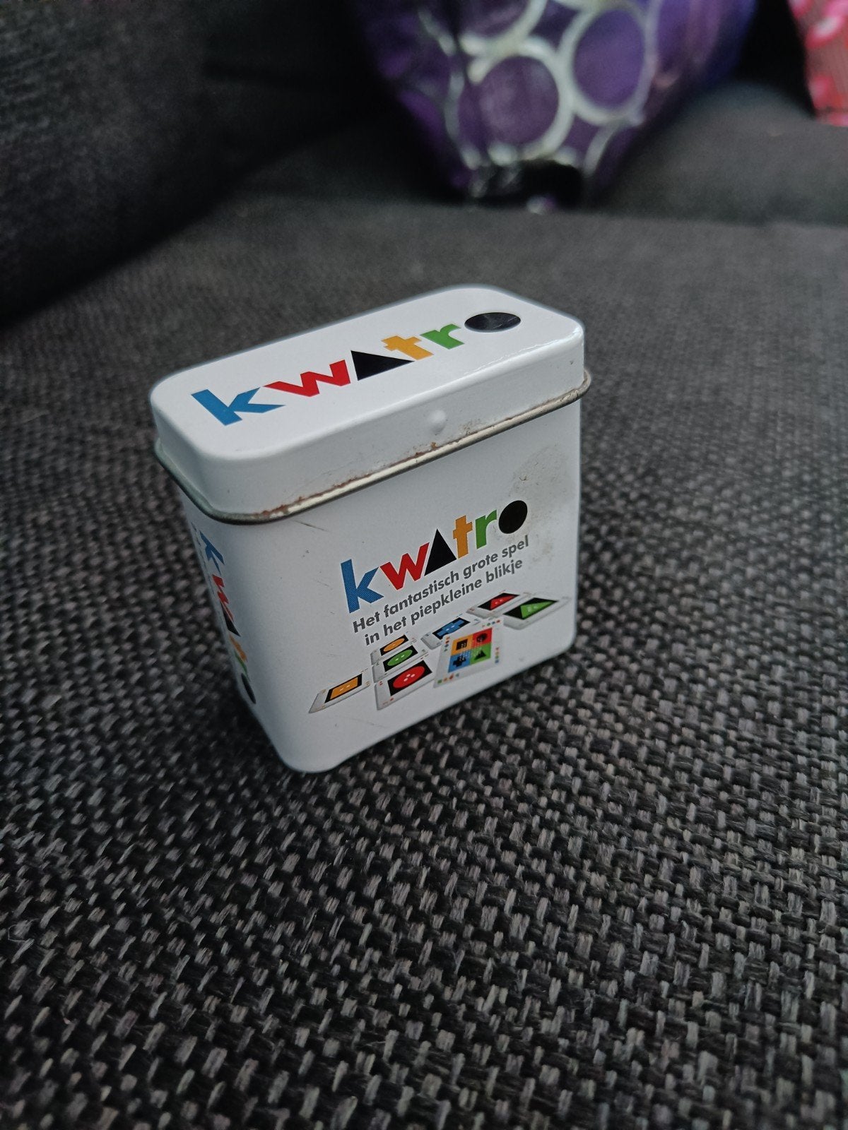 Kwatro Kaartspel in blik - Compact en Compleet, Drie of vier spelers, Ophalen of Verzenden, Zo goed als nieuw, White Goblin Games