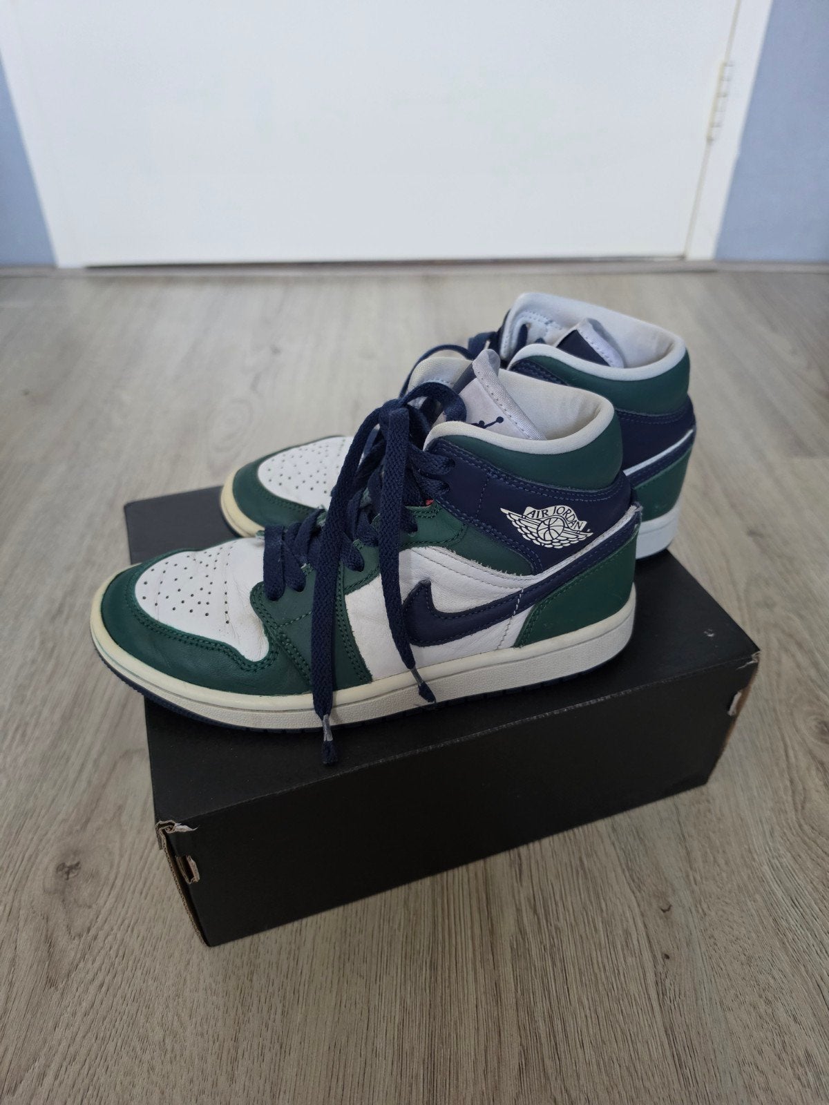 Nike Air Jordan 1 Mid SE - Groen/Blauw/Wit, Ophalen of Verzenden, Nike air jordan, Sportschoenen