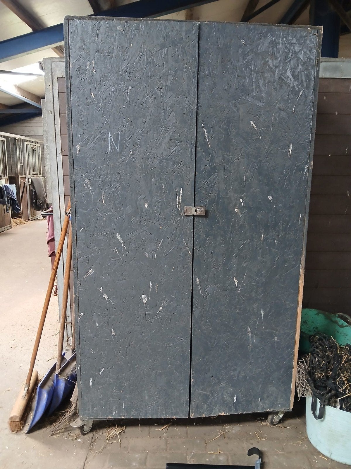 Fijne zadelkast/stalkast op wielen - goede staat, Huis en Inrichting, Ophalen, Overige materialen, 100 tot 150 cm, 200 cm of meer