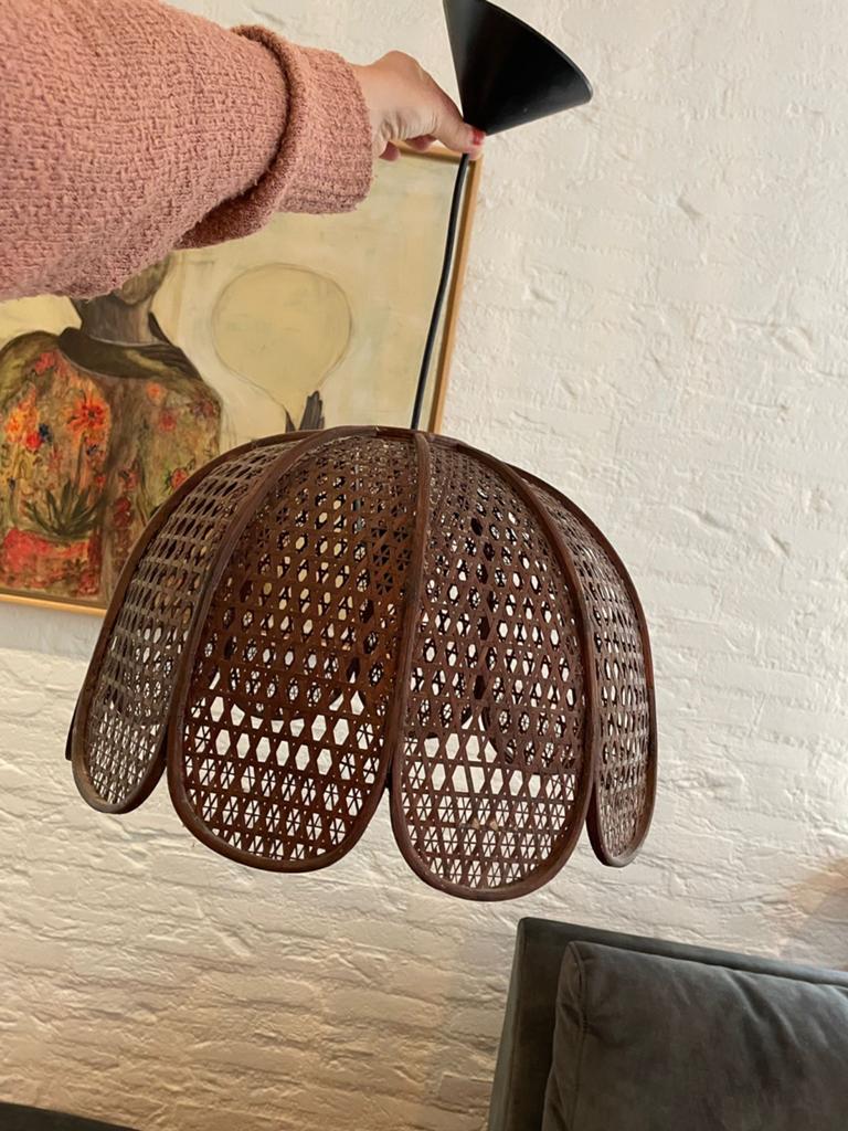 Vintage rotan bloem lamp - Retro hanglamp, Huis en Inrichting, Gebruikt, Rond, Ophalen of Verzenden, Bruin