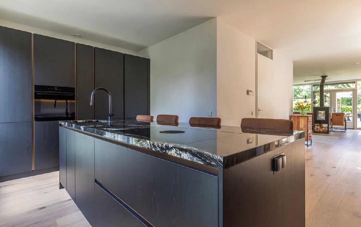 Moderne zwarte keuken met kookeiland en granieten blad, Huis en Inrichting, Keuken | Complete keukens, Ophalen, Zwart, Dubbelwandige keuken