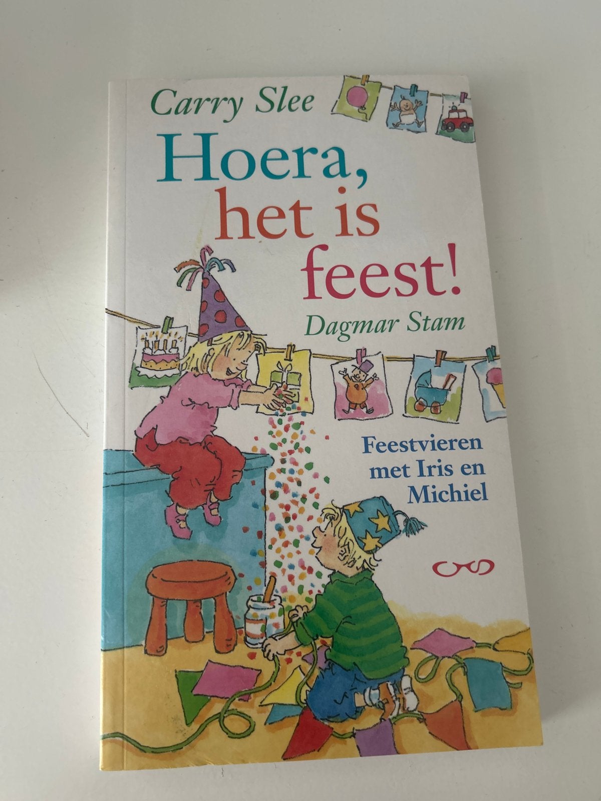 Hoera, het is feest! - Carry Slee (Kinderboek), Ophalen of Verzenden, Zo goed als nieuw, Fictie algemeen