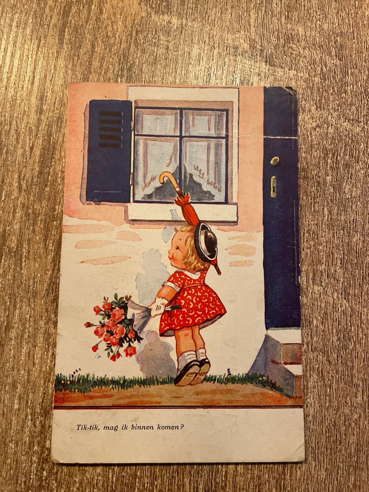 Oude ansichtkaart: meisje met paraplu en bloemen, Ophalen of Verzenden, 1920 tot 1940, Gelopen