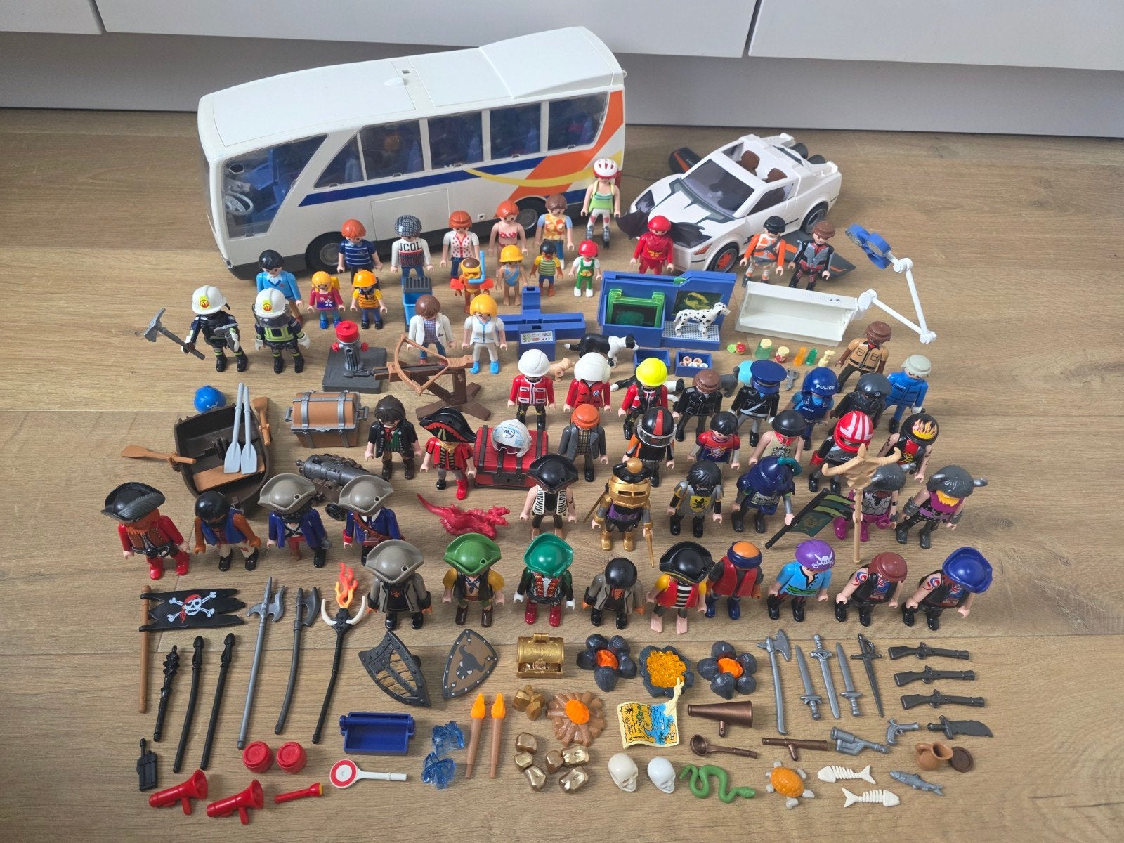 Playmobil, veel poppetjes, schoolbus, auto, ridders, piraten, Ophalen of Verzenden, Gebruikt
