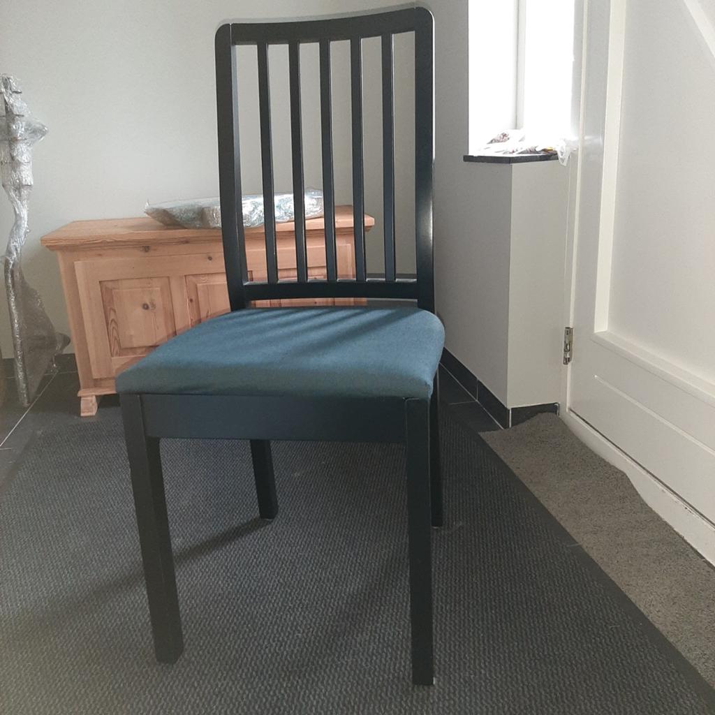 4 Ikea eetkamerstoelen - Zwart met blauwe zitting, Ophalen, Gebruikt, Modern, Scandinavisch, Zwart