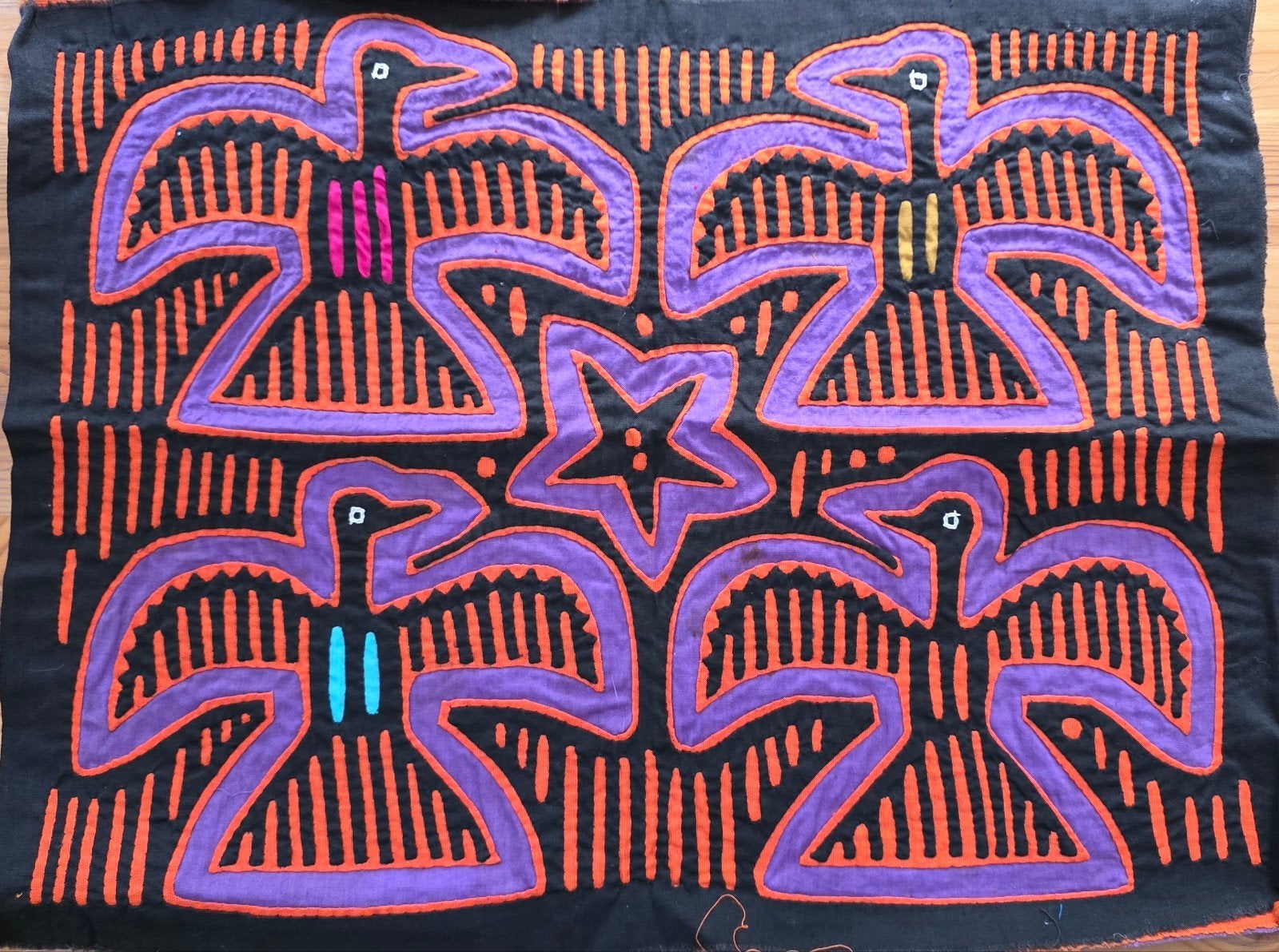 Kuna Mola met vier vogels - Inheemse textielkunst, Antiek en Kunst, Wanddecoratie, Textiel, Handgemaakt, Ophalen of Verzenden