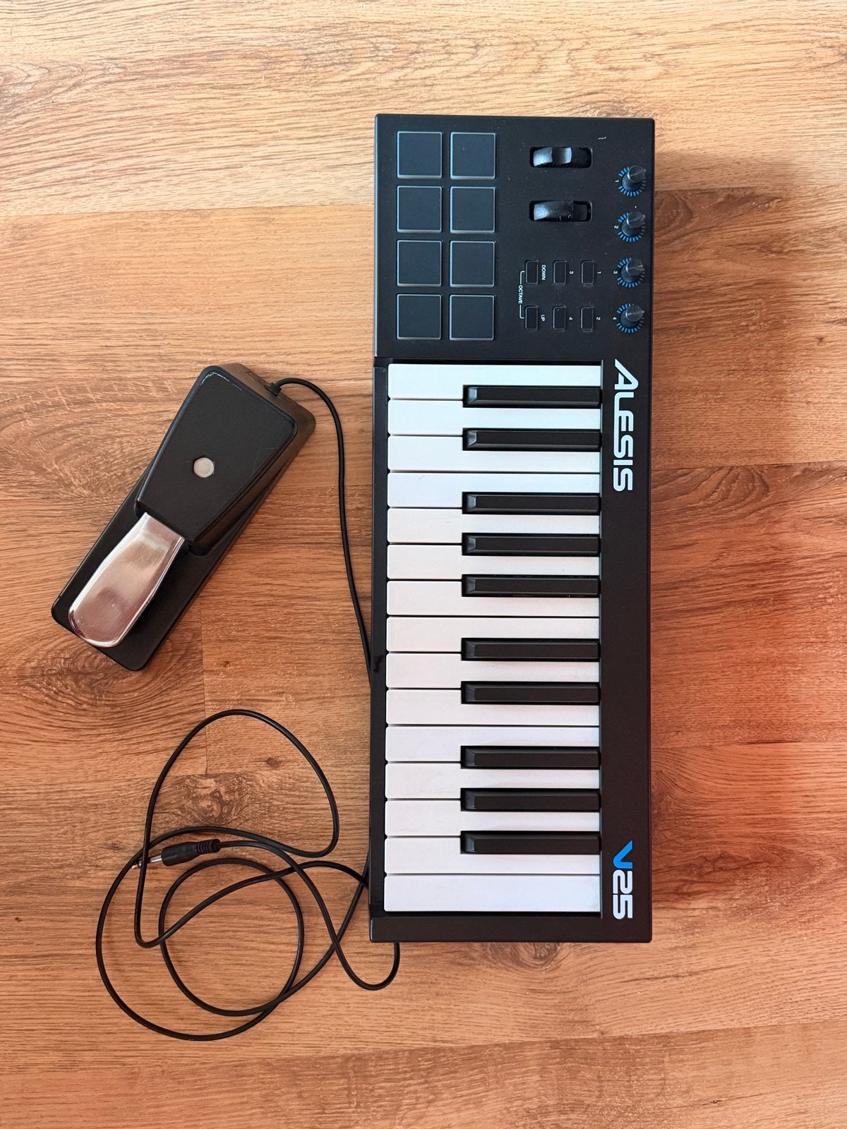 Alesis V25 MIDI Keyboard Controller met Sustain Pedaal, Overige aantallen, Zo goed als nieuw, Aanslaggevoelig, Ophalen