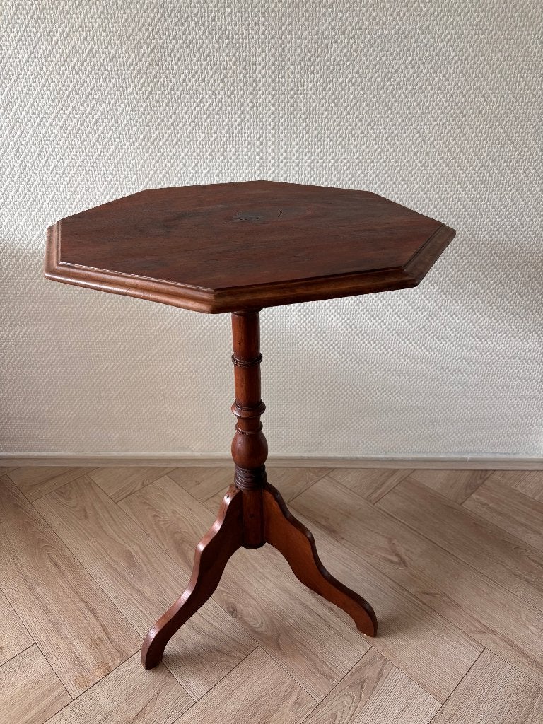 Antieke bijzettafel / wijntafel van hout op driepoot., Ophalen
