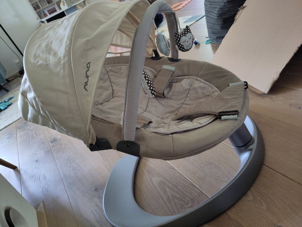 Nuna Leaf wipstoel met speelboog en zonneklep, Gebruikt, Wipstoel, Met gordel(s) of riempje(s), Ophalen