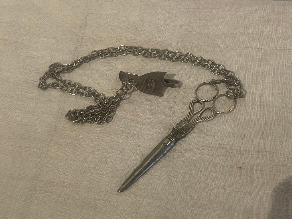 antieke schaar aan haak naaigerei chatelaine schaar rib, Ophalen of Verzenden, Zilver