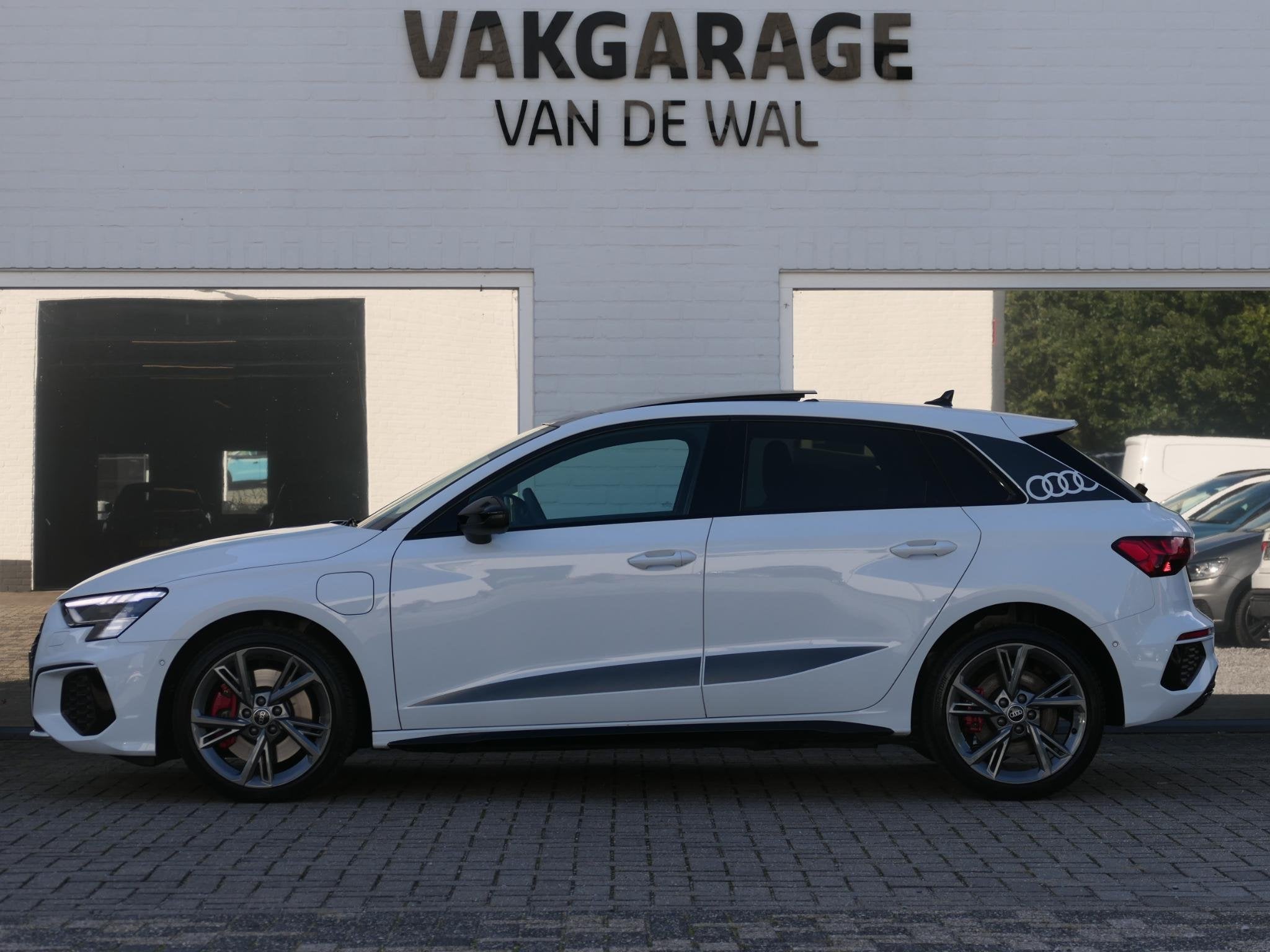 Audi A3 Sportback 45 TFSI e S-line Competition | Black optic, Auto's, Gebruikt, 4 cilinders, Wit, Hybride Elektrisch/Benzine