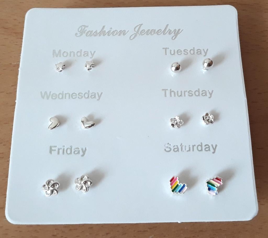 6 Paar oorbellen op een kaartje voor ma/di/woe/do/vrij/za/zo, Sieraden, Tassen en Uiterlijk, Overige materialen, Nieuw, Ophalen of Verzenden