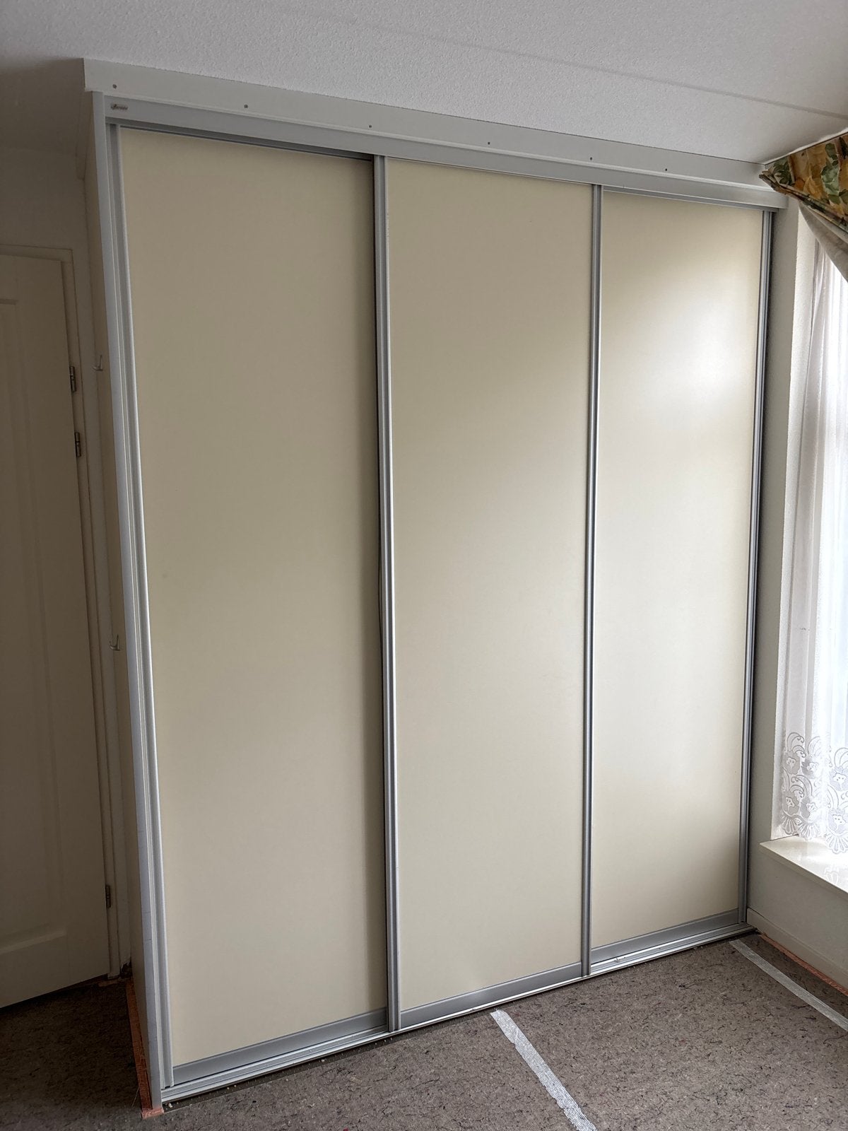 Inbouwkast met schuifdeuren, schappen en hanghouders, Ophalen, Met plank(en), Gebruikt, 200 cm of meer