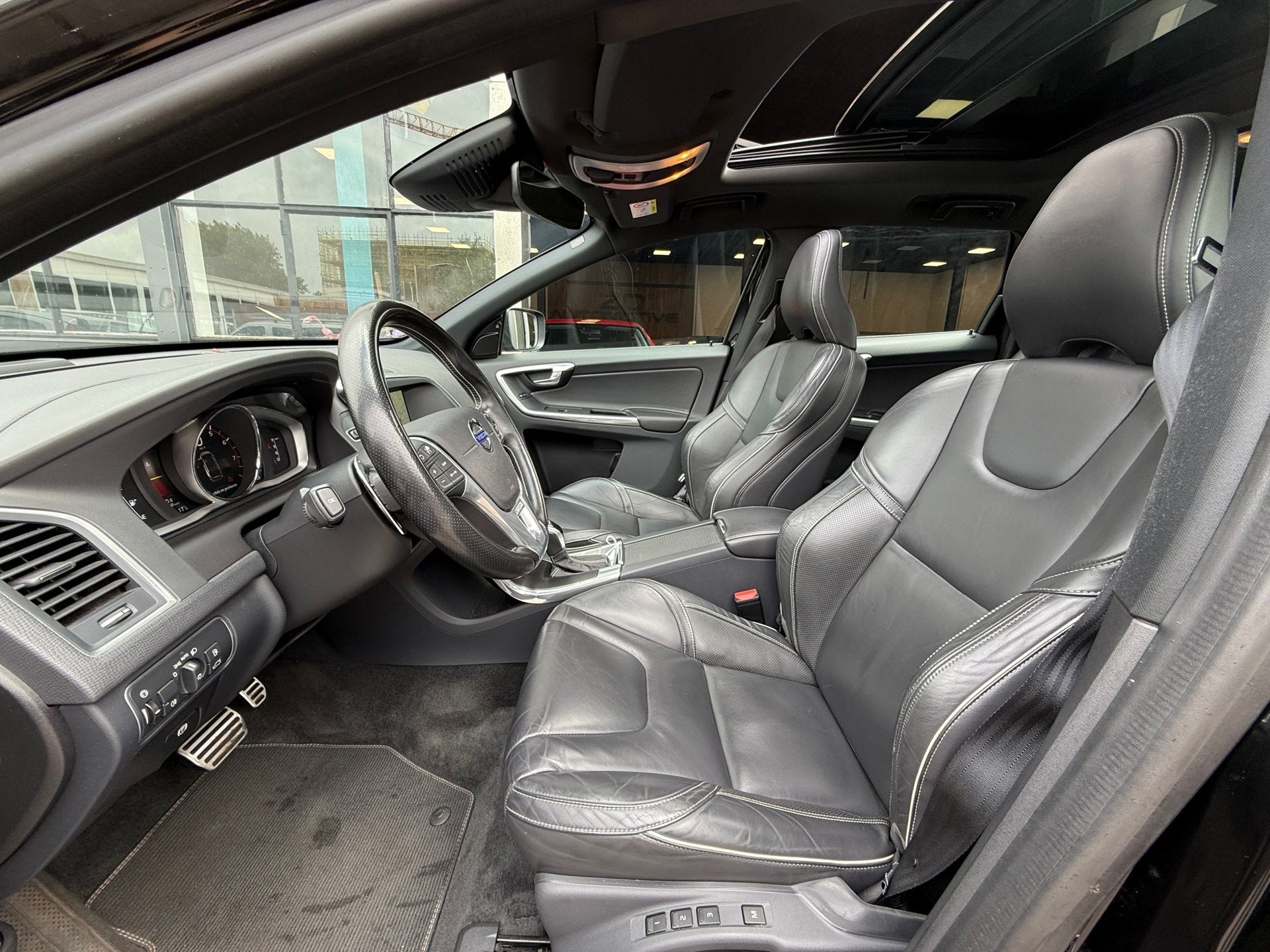 Volvo XC60 2.0 T5 FWD Nordic+ Pano Camera R/Design, Auto's, Volvo, 15 km/l, Gebruikt, Euro 6, 4 cilinders