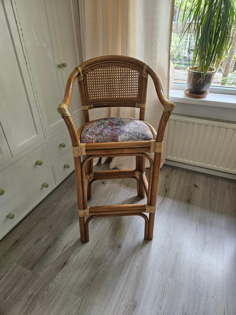 3 Rotan barkrukken met bloemenprint kussen, Huis en Inrichting, Barkrukken, Ophalen, Gebruikt, Hout, 90 cm of meer