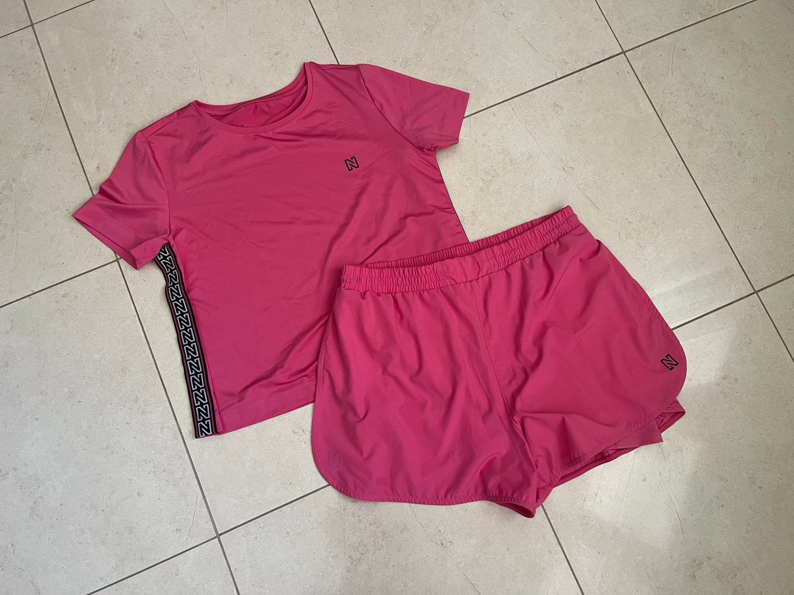 Nikkie sport shirt + short/korte broek fuchsia roze 38/40, Kleding | Dames, Ophalen of Verzenden, Zo goed als nieuw, Maat 38/40 (M)