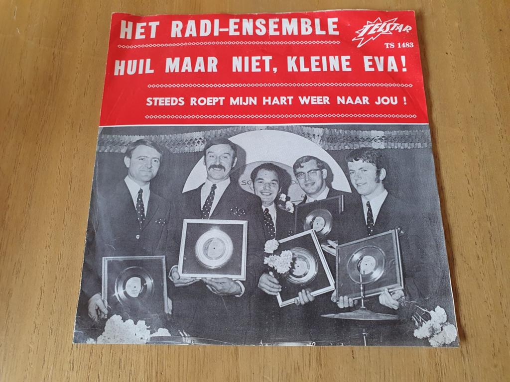 Het Radi-Ensemble - Huil maar niet, kleine Eva ( Telstar ), Ophalen of Verzenden, Zo goed als nieuw, Overige formaten, Levenslied of Smartlap