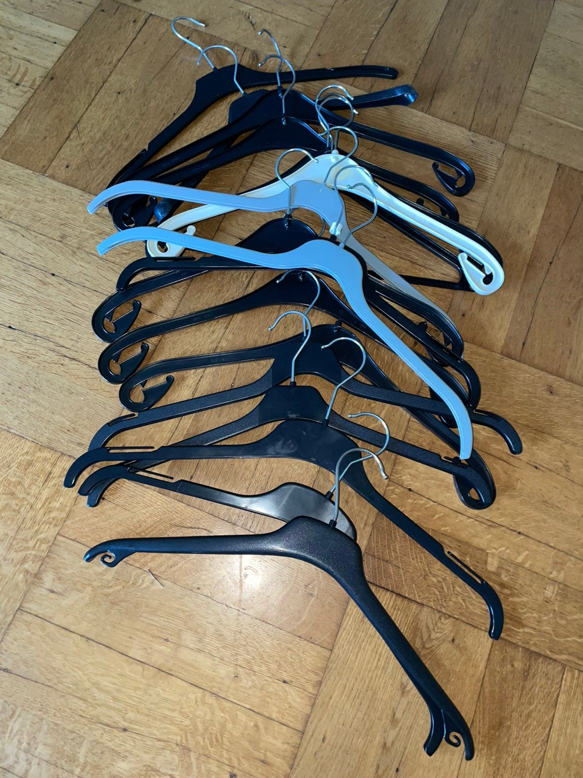 17 Dunne lichte klerenhangers kledinghangers plastic zwart, Ophalen of Verzenden, Zo goed als nieuw, Kunststof