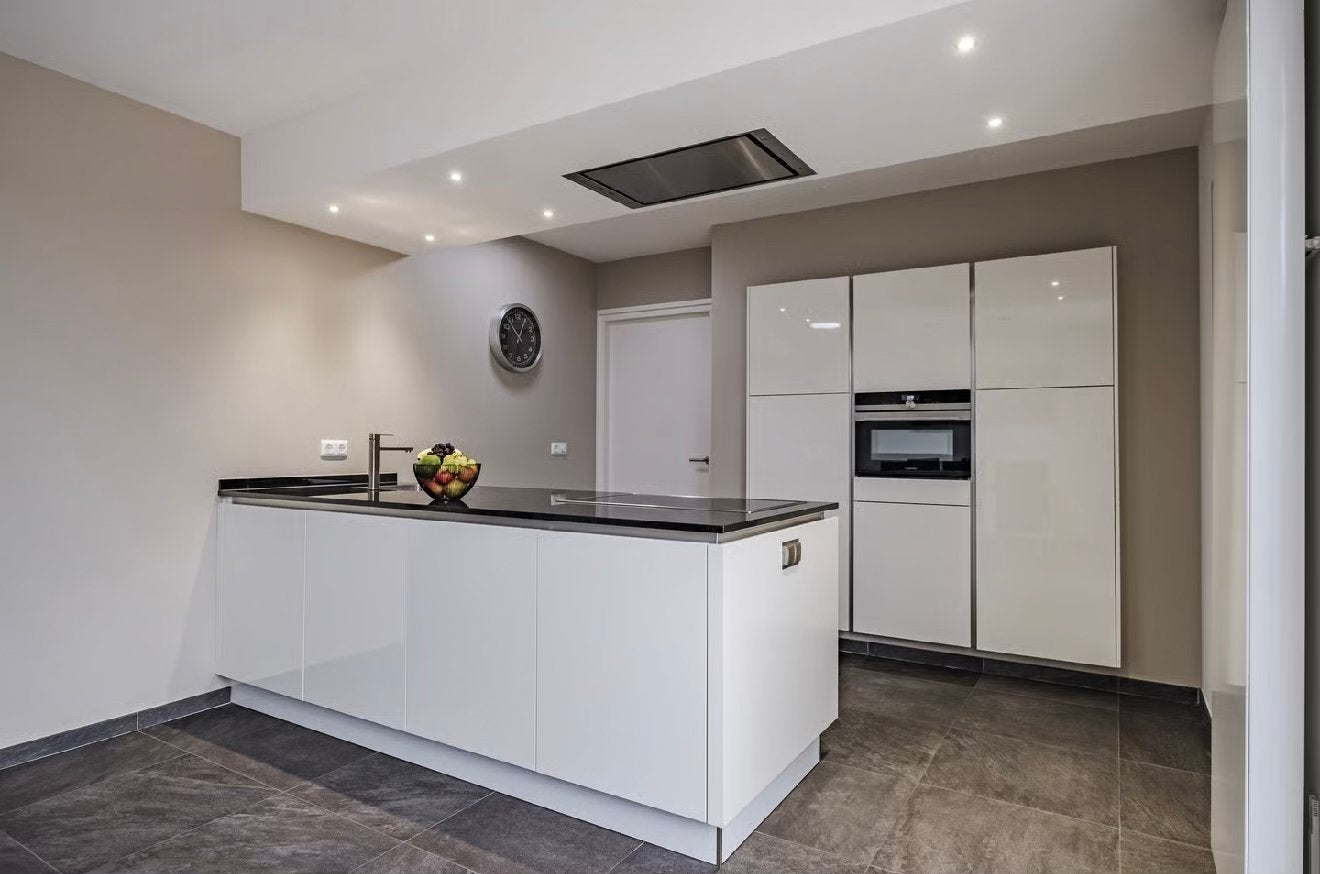Moderne witte hoogglans keuken met kookeiland, Ophalen, Gebruikt, Wit, Graniet of Steen