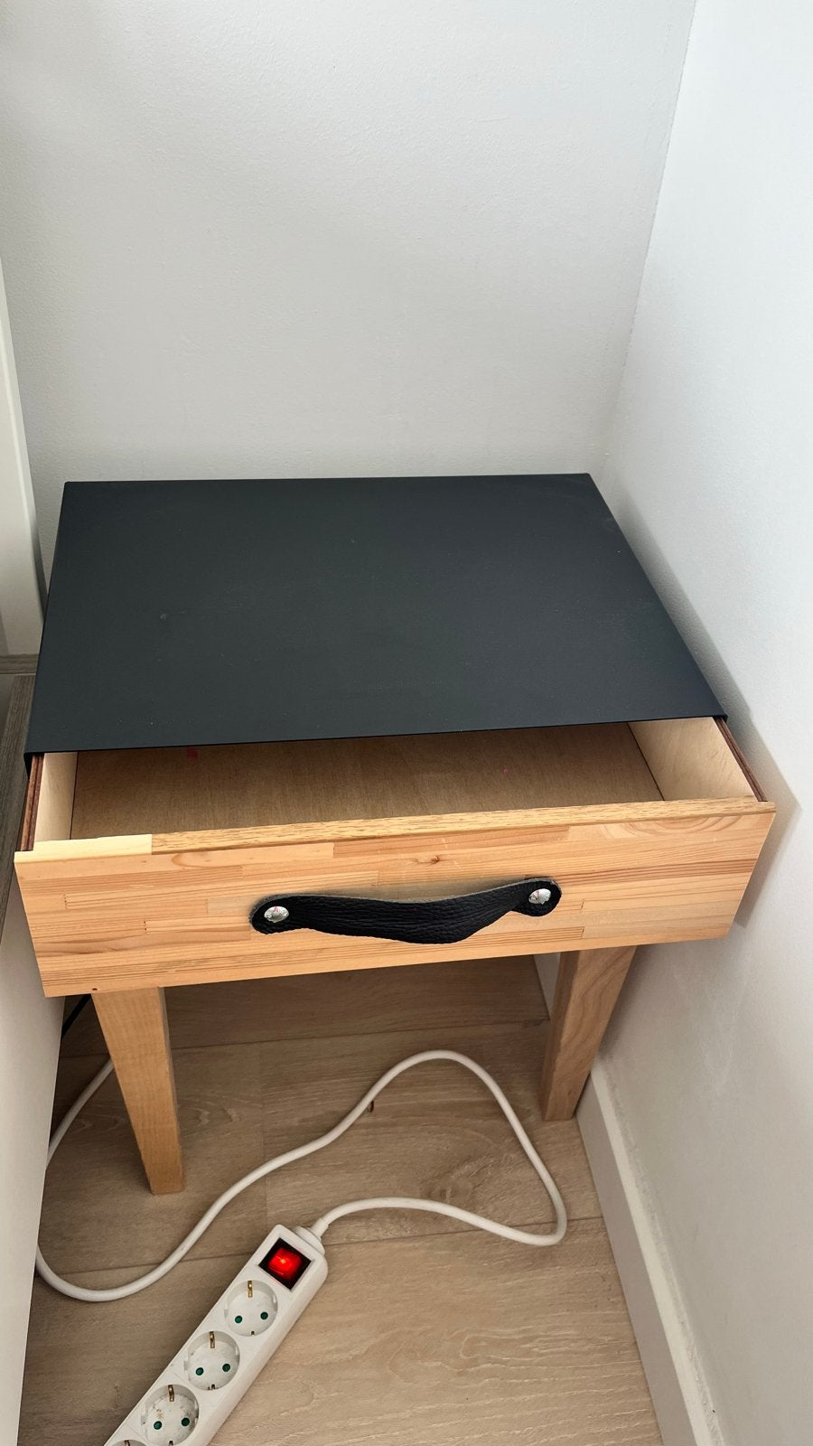 Nachtkastje hout met zwart metalen blad, Ophalen, Gebruikt, Minder dan 45 cm, Minder dan 55 cm