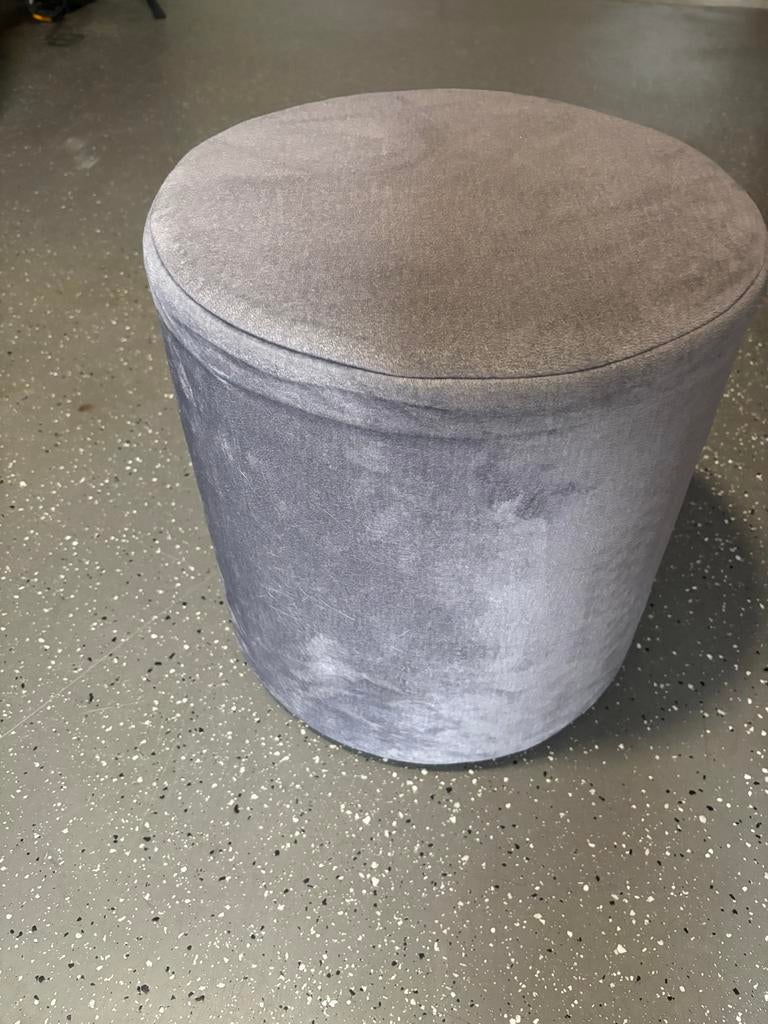 Kleine grijze poef - Comfortabel en stijlvol, Huis en Inrichting, Ophalen, Minder dan 50 cm, Gebruikt, Rond