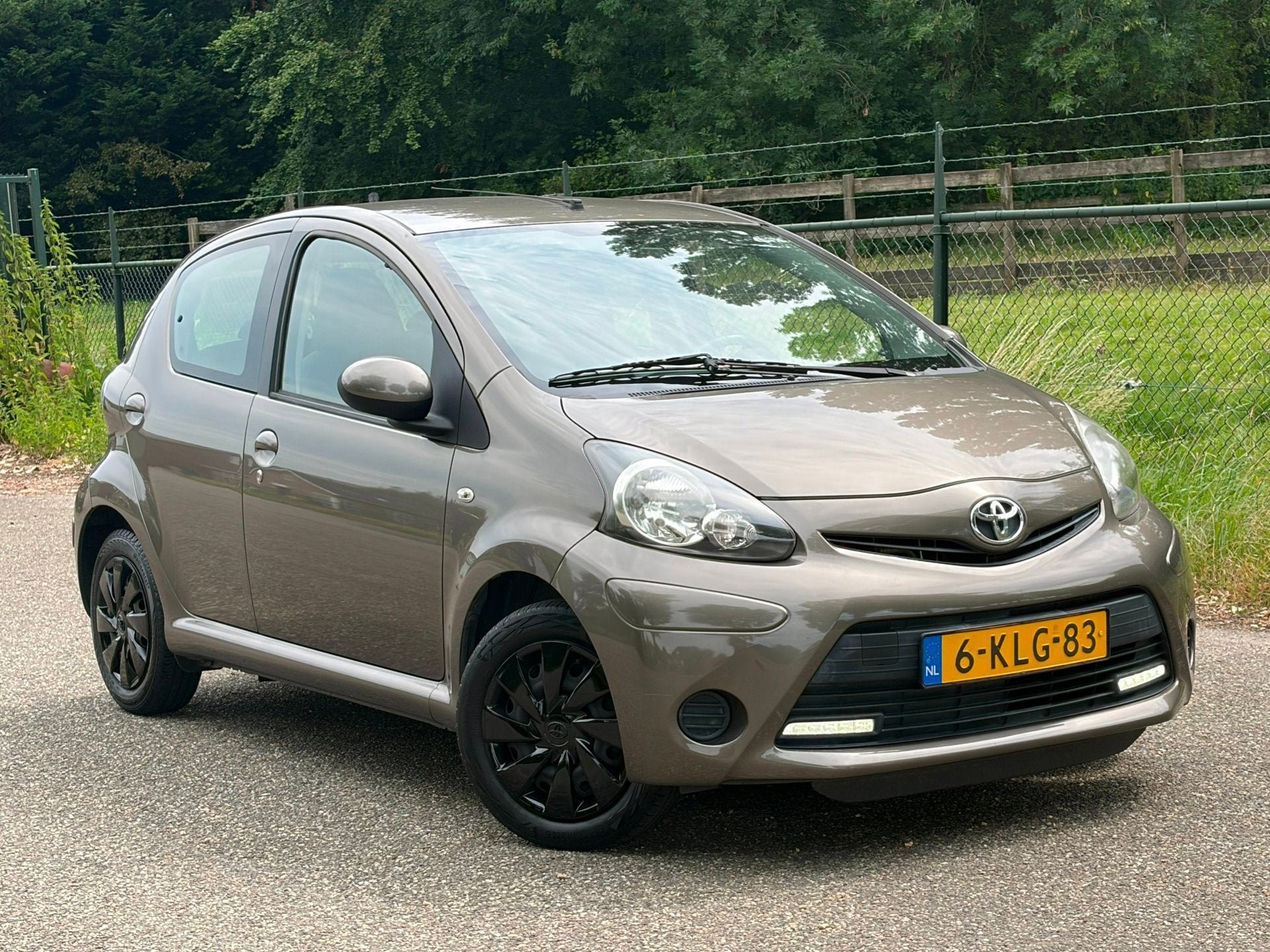 Toyota Aygo 1.0 VVT-i Aspiration /Uniek/Carplay/Camera/Airco, Auto's, Euro 5, Gebruikt, Bruin, 4 stoelen