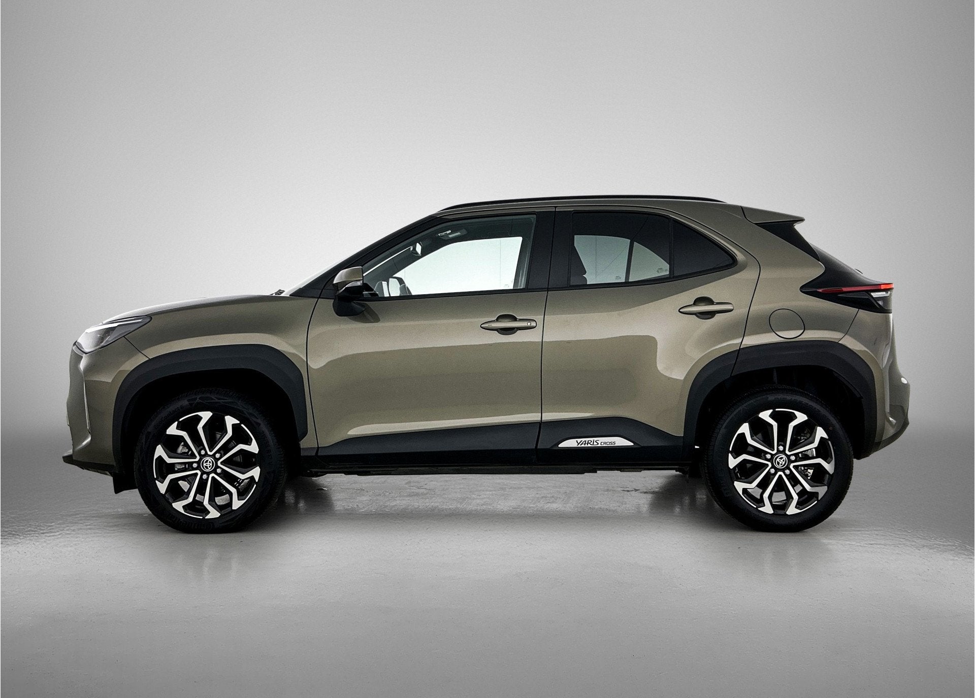 Toyota Yaris Cross 1.5 Hybrid Dynamic AWD | BTW voertuig | D, 12 maanden, Stof, Gebruikt, Zwart
