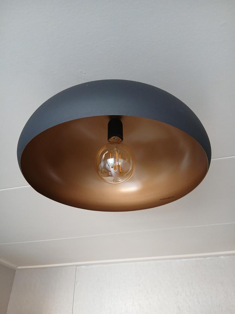 Moderne plafondlamp met gouden binnenkant, Huis en Inrichting, Lampen | Plafondlampen, Zo goed als nieuw, Metaal, Ophalen of Verzenden