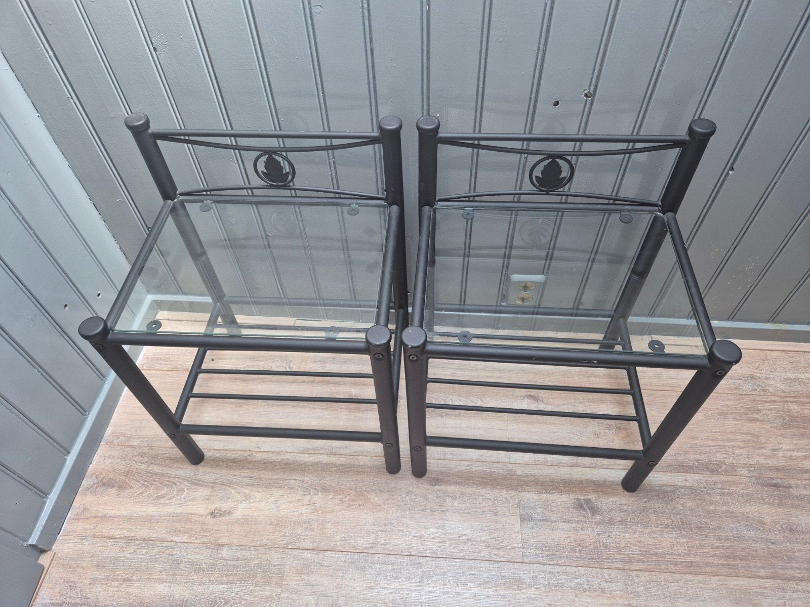 Twee romantische ijzeren nachtkastjes met glazen plaat, Huis en Inrichting, Slaapkamer | Nachtkastjes, Ophalen, Metaal of Aluminium