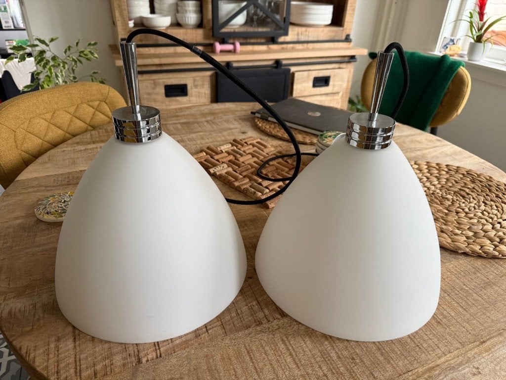 Twee witte Herstal Hanglampen eetkamertafel, Huis en Inrichting, Ophalen, Gebruikt, Glas, Modern, strak