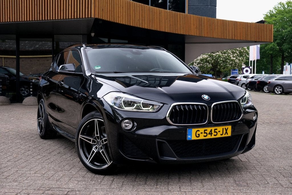 BMW X2 SDrive20i High Executive|Rijklaar!|M-Pakket|HUD|Trekh, Auto's, BMW, 1998 cc, 1435 kg, Alcantara, Zwart