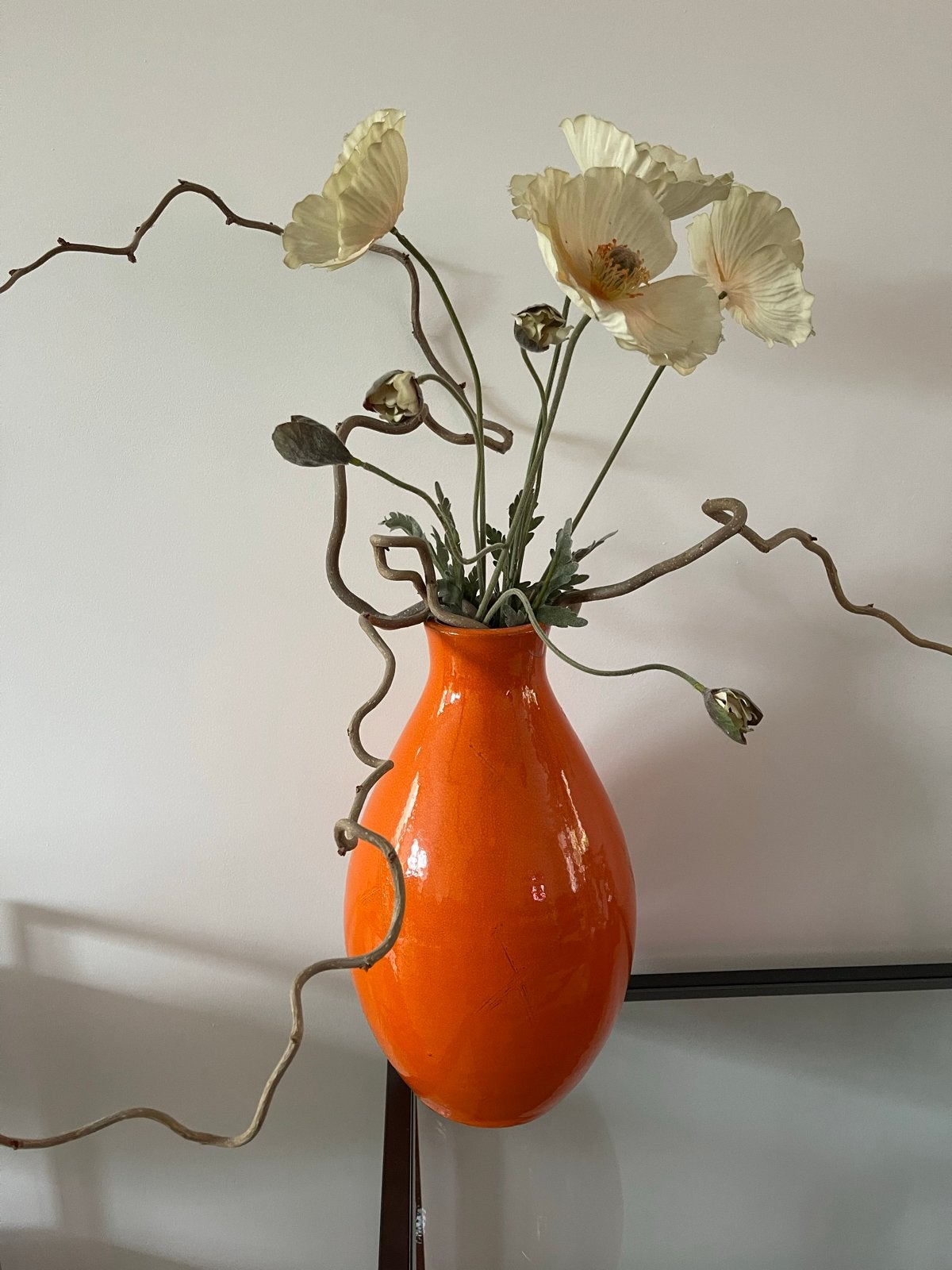 Oranje vaas met ecru klaprozen en takken, 65 cm hoog, Handgemaakt, 35 cm, Oranje, Ophalen of Verzenden