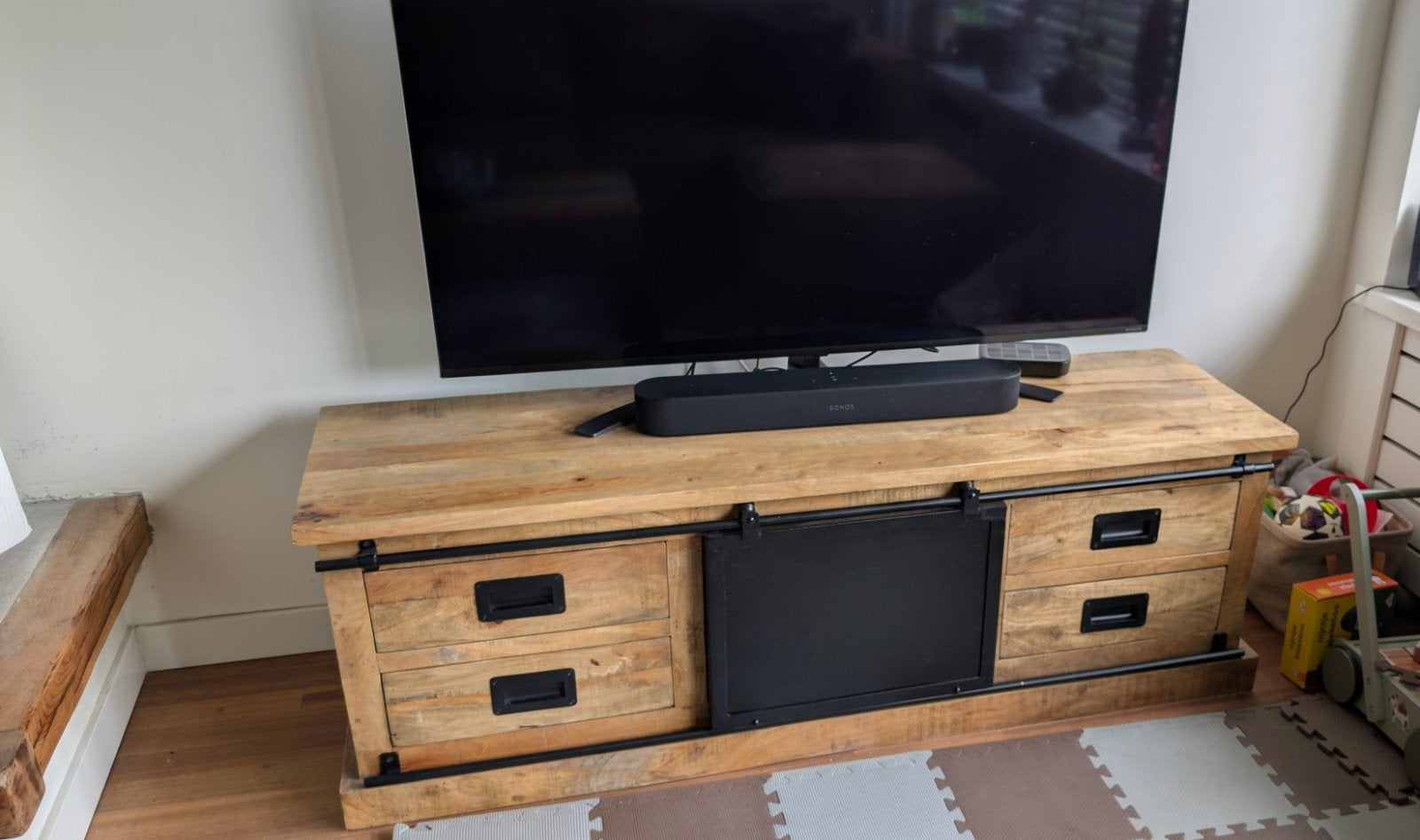 Zo goed als nieuw Tv meubel van mangohout, Huis en Inrichting, Kasten | Televisiemeubels, Ophalen, 100 tot 150 cm, Zo goed als nieuw