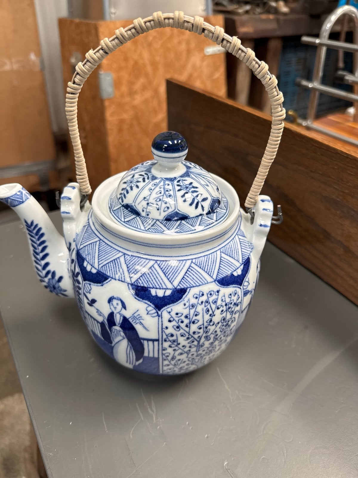 Antieke Chinese theepot met blauw-wit decor en bamboe handva, Ophalen of Verzenden